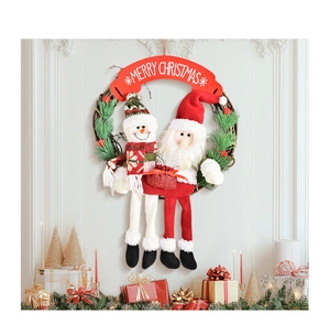 Détail de couronne de Noël avec Père Noël, bonhomme de neige et signe Merry Christmas
