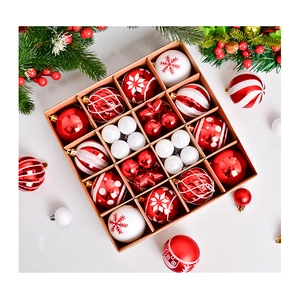 Detalle de bolas de Navidad rojas y blancas con patrones de purpurina y acabado brillante