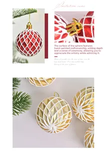 Détail macro d'une boule de Noël 6cm peinte à la main rouge et or avec texture grille