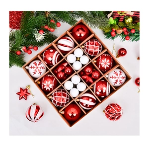 Primer plano del set de 44 bolas de Navidad con copos de nieve y estrellas en caja
