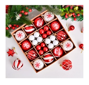 Vista de detalle del set de bolas de Navidad rojas y blancas con diversos diseños
