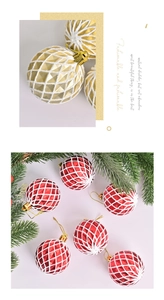 Détail de boules de Noël rouges et dorées de 6cm avec motif losanges et neige artificielle