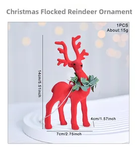Detail van rood gevlokt rendier met krans, hoogte 14cm voor kerstboomversiering decor