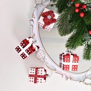 Pendentifs de boîtes cadeaux de Noël rouges et blancs avec paillettes sur un miroir