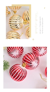 Detail van rode en gouden kerstballen met witte gestreepte patronen en gouden kapjes