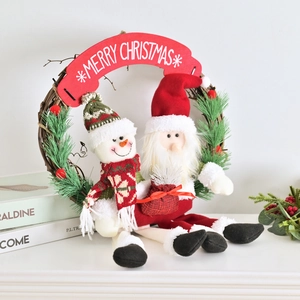 Couronne de Noël en rotin avec peluches Père Noël et bonhomme de neige décorative