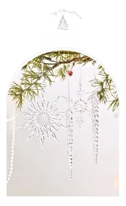 Vue détaillée de flocons de neige et stalactites transparents sur des branches de pin