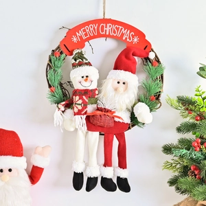 Couronne de Noël en rotin avec bonhomme de neige, peluche Père Noël, aiguilles de pin et signe