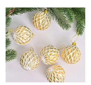 Détail de boules de Noël dorées de 6cm avec motif losange et paillettes sur fond blanc