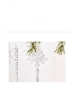 Vue détaillée d'ornements de glaçons et flocons de neige transparents sur un sapin