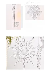 Détails macro des ornements de Noël transparents en forme de flocon et de clé