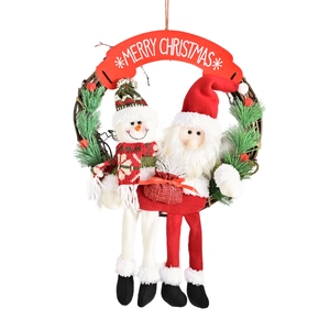 Couronne de Noël avec figurines de Père Noël et bonhomme de neige, aiguilles de pin