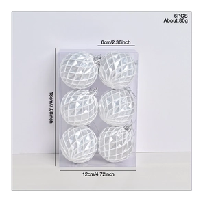 Détail de six boules de Noël argentées de 6cm dans leur boîte d'emballage claire