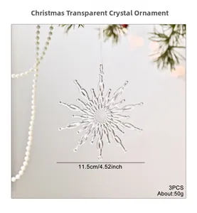 Gros plan d'ornements de Noël en forme de flocon de neige transparents et très texturés