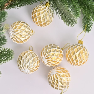 Lot de six boules de Noël dorées avec texture en losange blanc et décor de branches de pin