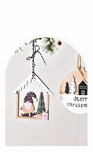 Détails d'ornements de Noël en bois découpés au laser avec gnomes et texte festif