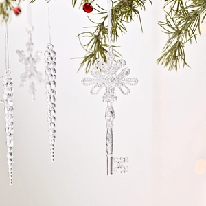 Décorations de Noël transparentes avec glaçons et flocons de neige sur sapin