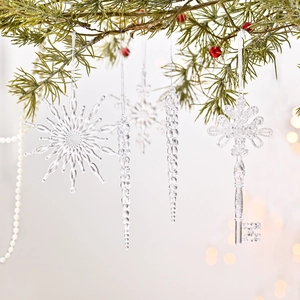 Set de décorations de Noël transparentes avec flocons et glaçons sur branches de pin
