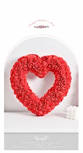 Vue détaillée d'une couronne de roses rouges en forme de cœur pour la Saint-Valentin et fête