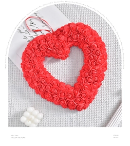 Gros plan d'une couronne de roses rouges en forme de cœur pour décoration de fête