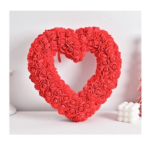 Détail d'une couronne en forme de cœur de roses rouges pour décor de fête et maison