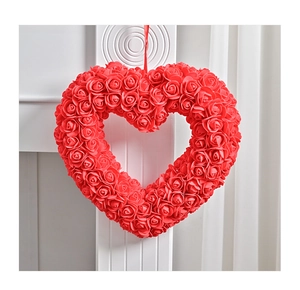 Détail d'une couronne de roses rouges en forme de cœur suspendue pour la Saint-Valentin