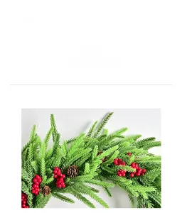 Detailansicht Weihnachtskranz mit roten Beeren, Tannennadeln und echten Kiefernzapfen