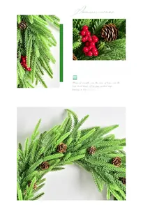 Detail eines Weihnachtskranzes mit Kiefernnadeln, roten Beeren und echten Zapfen