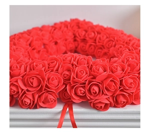 Détail de couronne en cœur de roses rouges en mousse pour décoration de mariage et fête