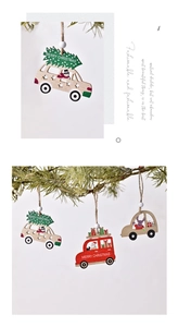 Detaillierte Ansicht von drei hölzernen Weihnachtsauto-Anhängern mit Tannenbaum und Rentier