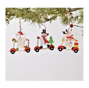 Dreiteiliges Set aus hölzernen Weihnachtsanhängern mit Weihnachtsmann, Schneemann und Rentier