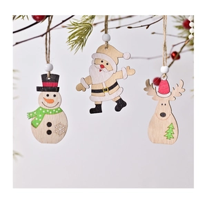 Detailansicht der weihnachtlichen Schneemann-, Nikolaus- und Rentieranhänger aus Holz