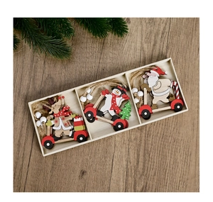 Detailansicht von drei festlichen Weihnachtshänger aus Holz in einer Holzbox