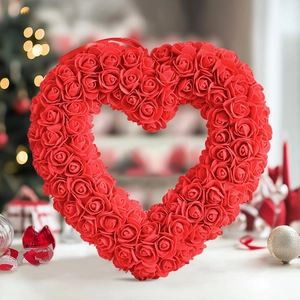 Couronne en forme de cœur avec roses rouges et ruban pour décor de Saint-Valentin