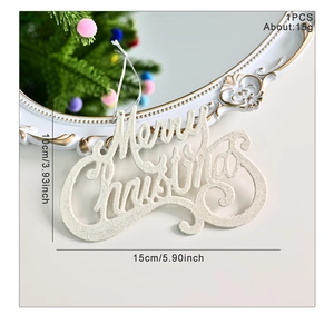 Gros plan d'un pendentif blanc pailleté Merry Christmas pour décoration de sapin