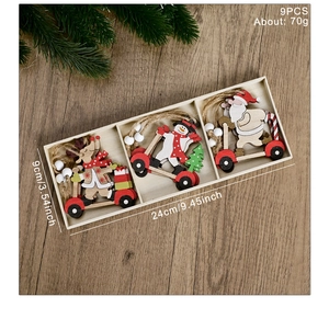 Detailansicht von neun Weihnachtsanhängern aus Holz in einer Box mit Tannenzweig-Hintergrund