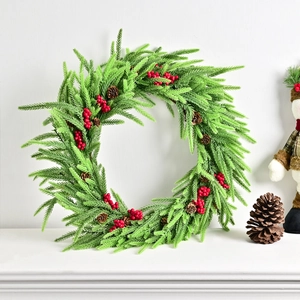 Weihnachtskranz mit grünen Tannennadeln, roten Beeren und Tannenzapfen für festliche Deko