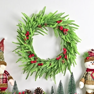 Weihnachtskranz mit roten Beeren und Zapfen, dekoriert mit festlichen Figuren