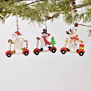 Dreiteiliges Set Weihnachtsanhänger aus Holz mit Weihnachtsmann, Schneemann und Rentier auf Rollern