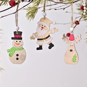 Weihnachtsanhänger aus Holz mit Nikolaus, Schneemann und Rentier an Kiefernzweigen