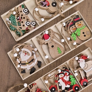 Weihnachts-Holzanhänger Set mit Weihnachtsmann und Rentier Motiven in einer Box