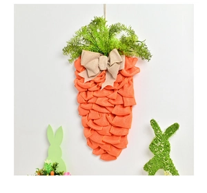 Détail de couronne carotte de Pâques en tissu orange, verdure et nœud de toile de jute