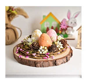 Détail de nid de Pâques avec œufs tachetés, pommes de pin et baies sur socle bois