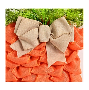 Vue détaillée d'une couronne de carottes de Pâques faite main avec noeud en toile de jute