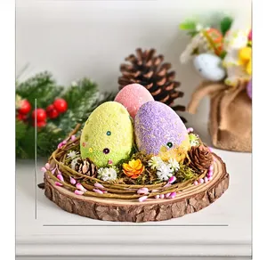 Détail d'un nid d'oiseau de Pâques avec œufs colorés et pommes de pin sur bois