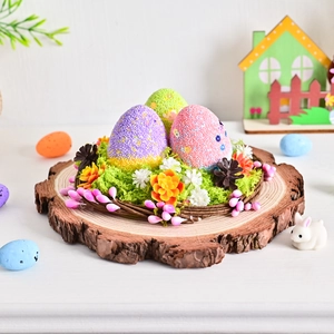 Décoration de nid d'oiseau de Pâques avec œufs colorés et lapin blanc sur socle bois