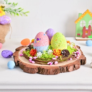 Décoration de nid d'oiseau de Pâques avec œufs colorés sur socle en bois naturel