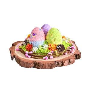 Décoration de nid de Pâques avec œufs colorés sur un socle en bois naturel rustique