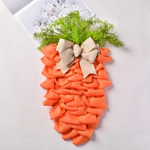 Couronne de carottes de Pâques en maille orange avec feuilles et nœud en lin