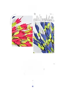 Dettaglio dei petali di ghirlanda patriottica in rosa scuro e blu reale intenso